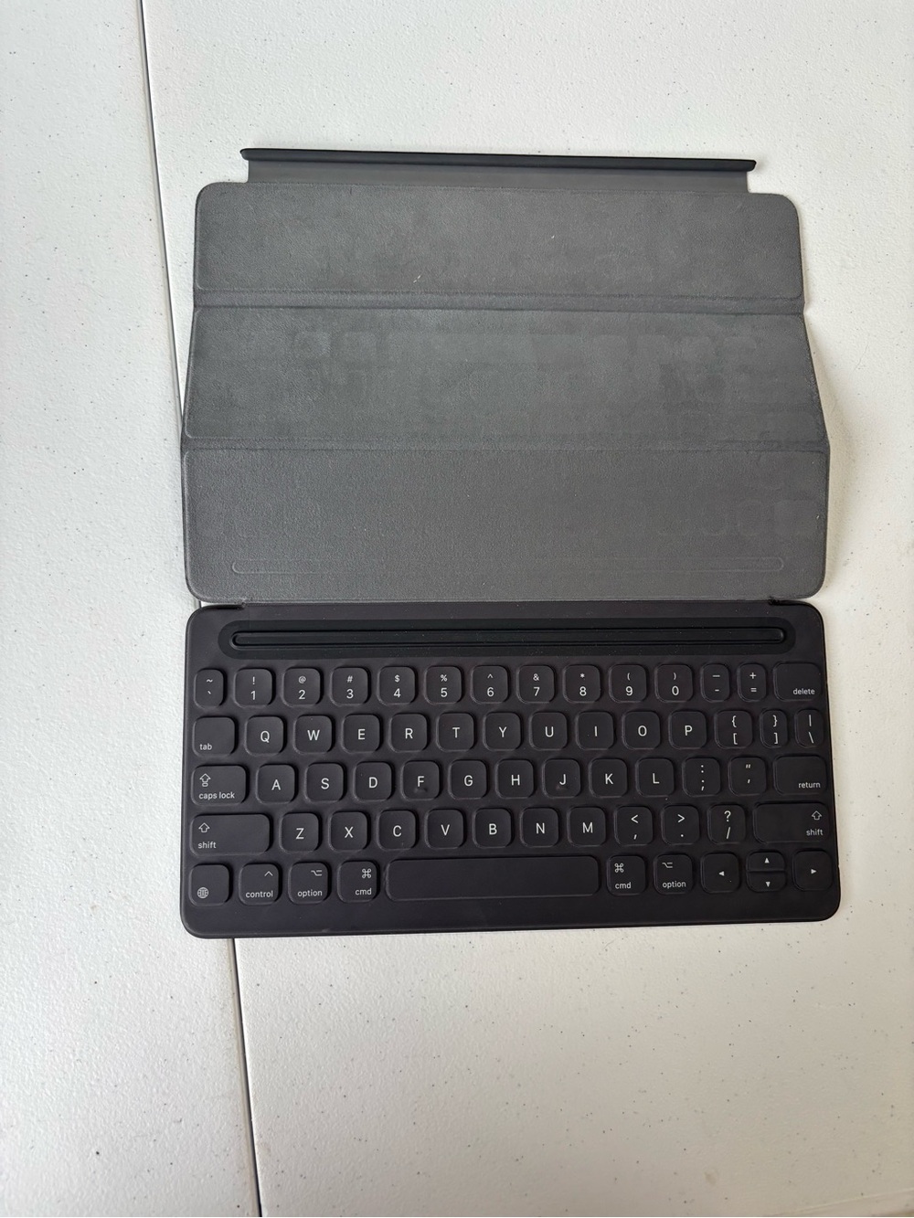 Slim Black  Keyboard Case for IPad - Magnetic Folio